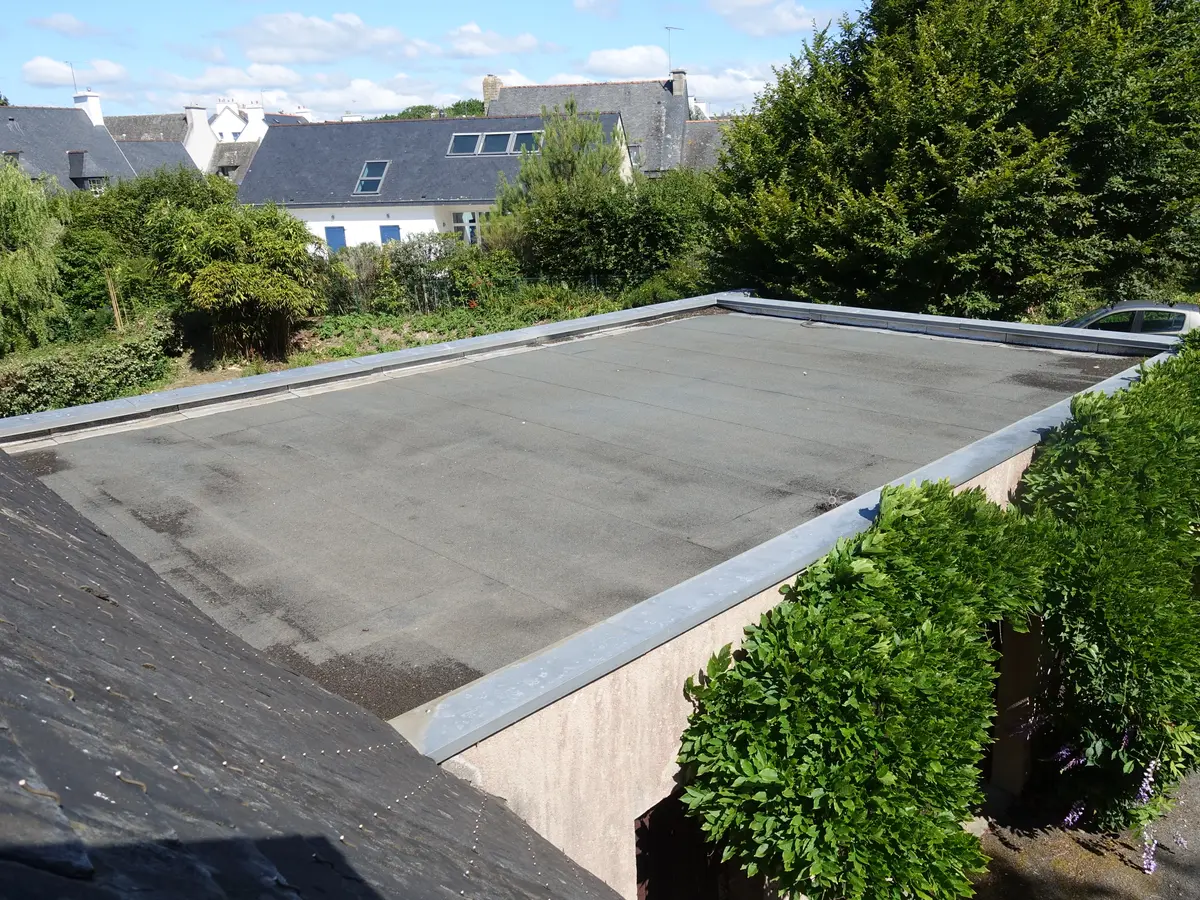 Flat roof over a rear extension with a membrane covering